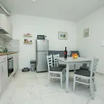 Klara Charming Sveti Filip i Jakov
